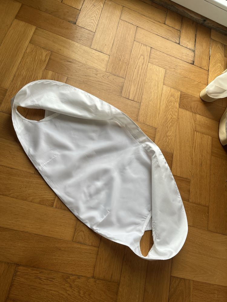 Białe bolerko ślubne