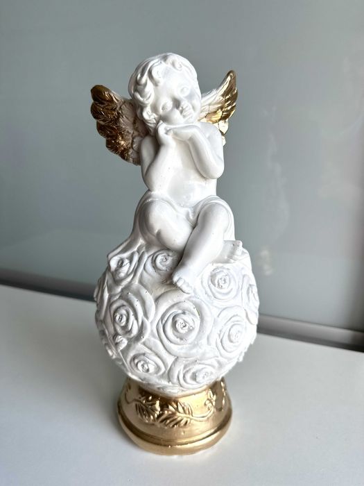 Статуетка "Ангел на Кулі» біло-золота 30см