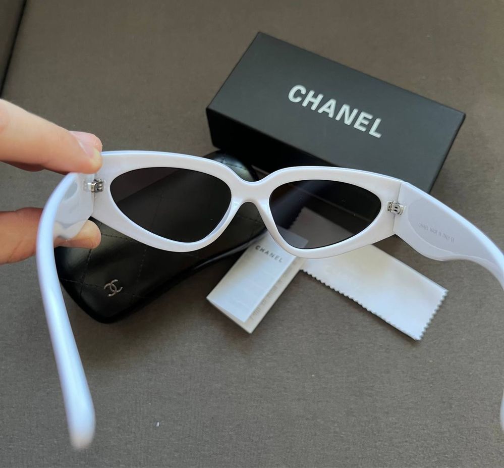 Okulary Chanel.