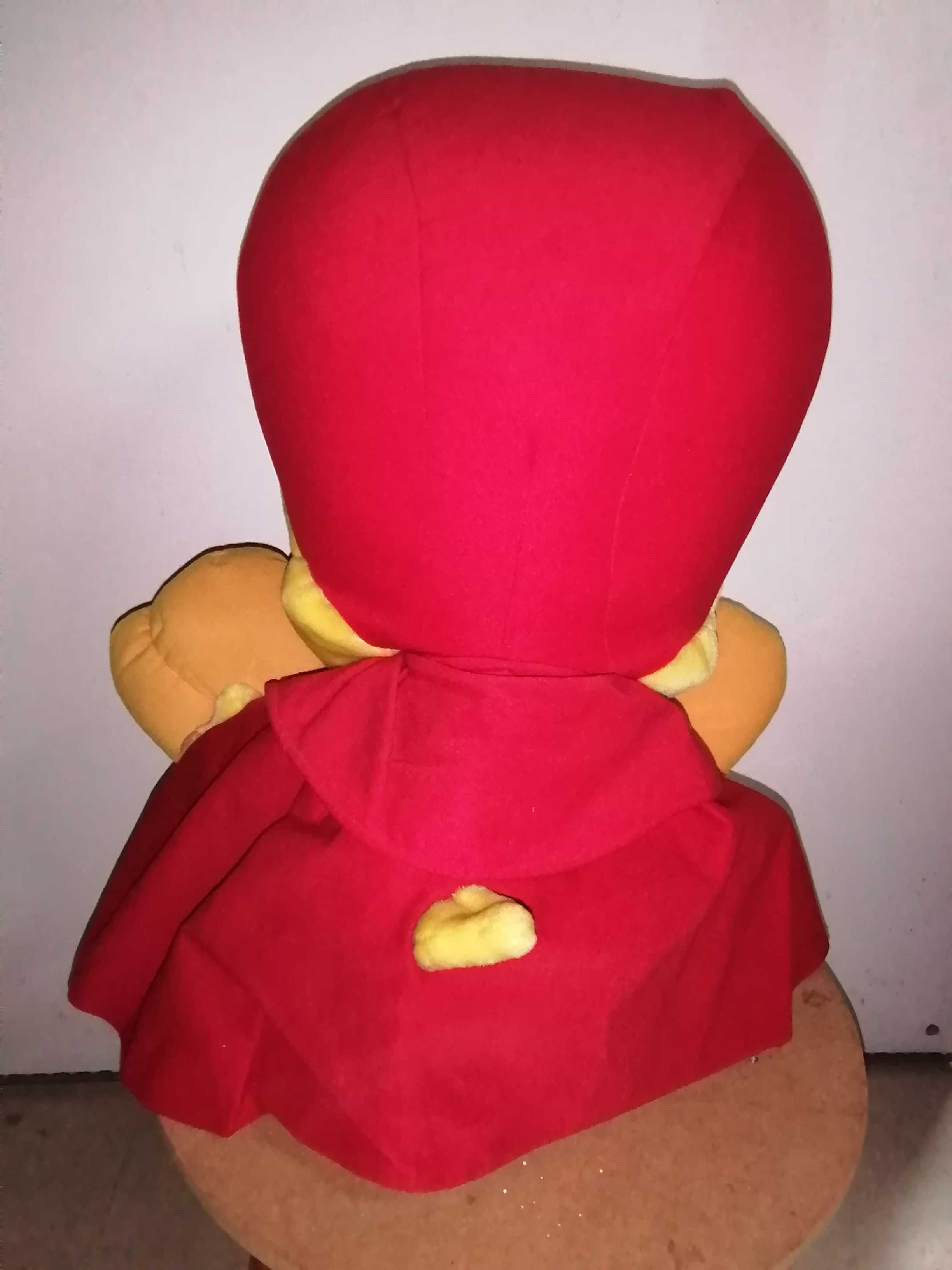 Peluche grande amarelo com capa vermelha