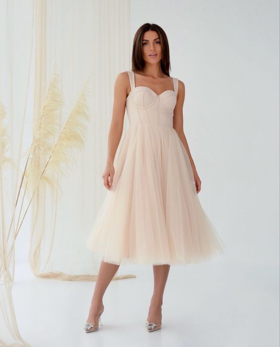 Вечірня сукня бежевого кольору. Розмір S, 36