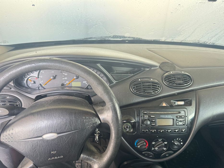 Ford focus  99 a gasolina