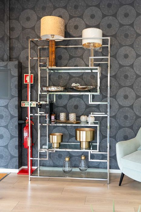 Estante decorativa em inox e vidro – moderna e elegante