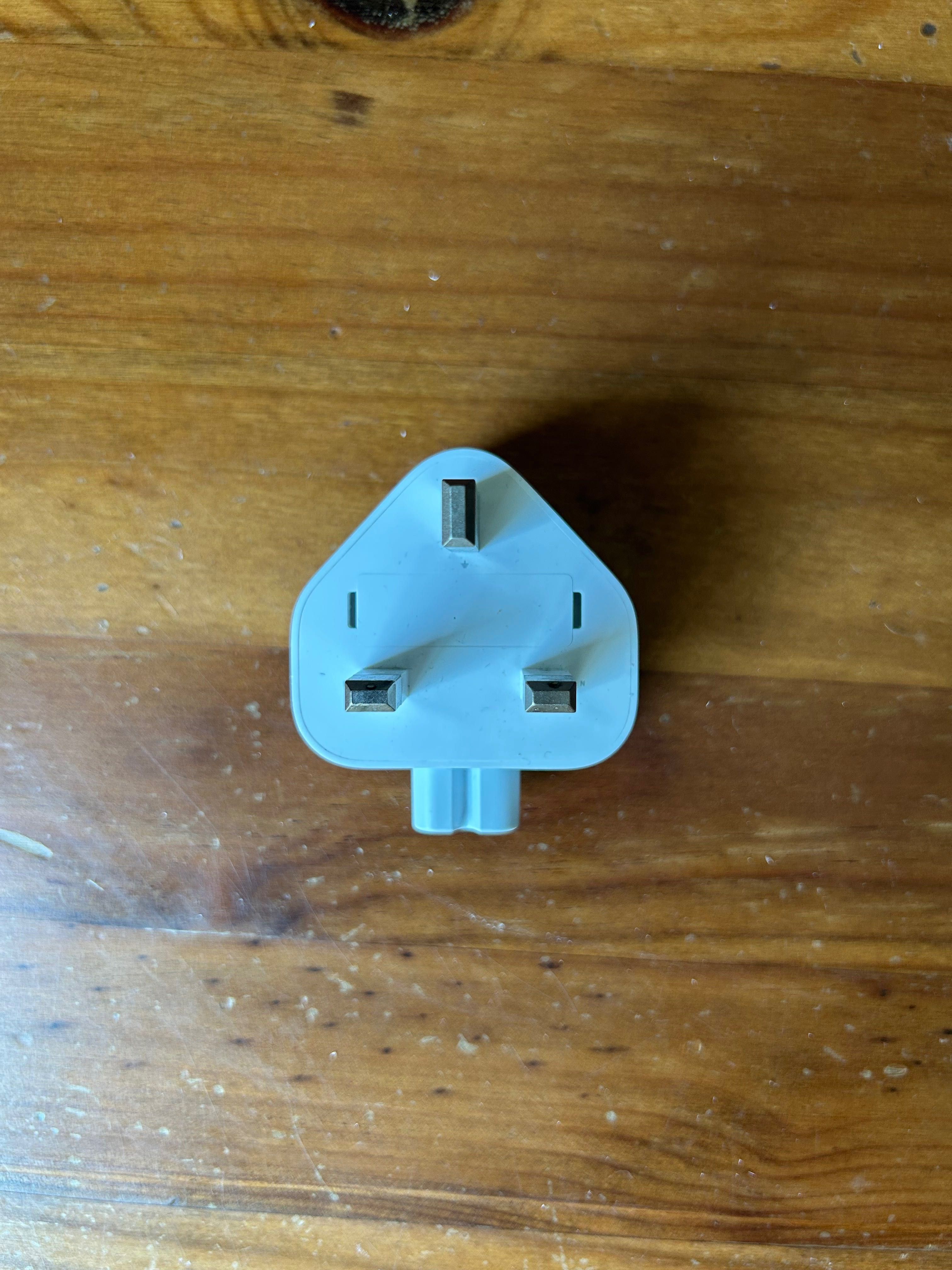 Original / Official Apple UK GBR Charger Wall Plug A1556