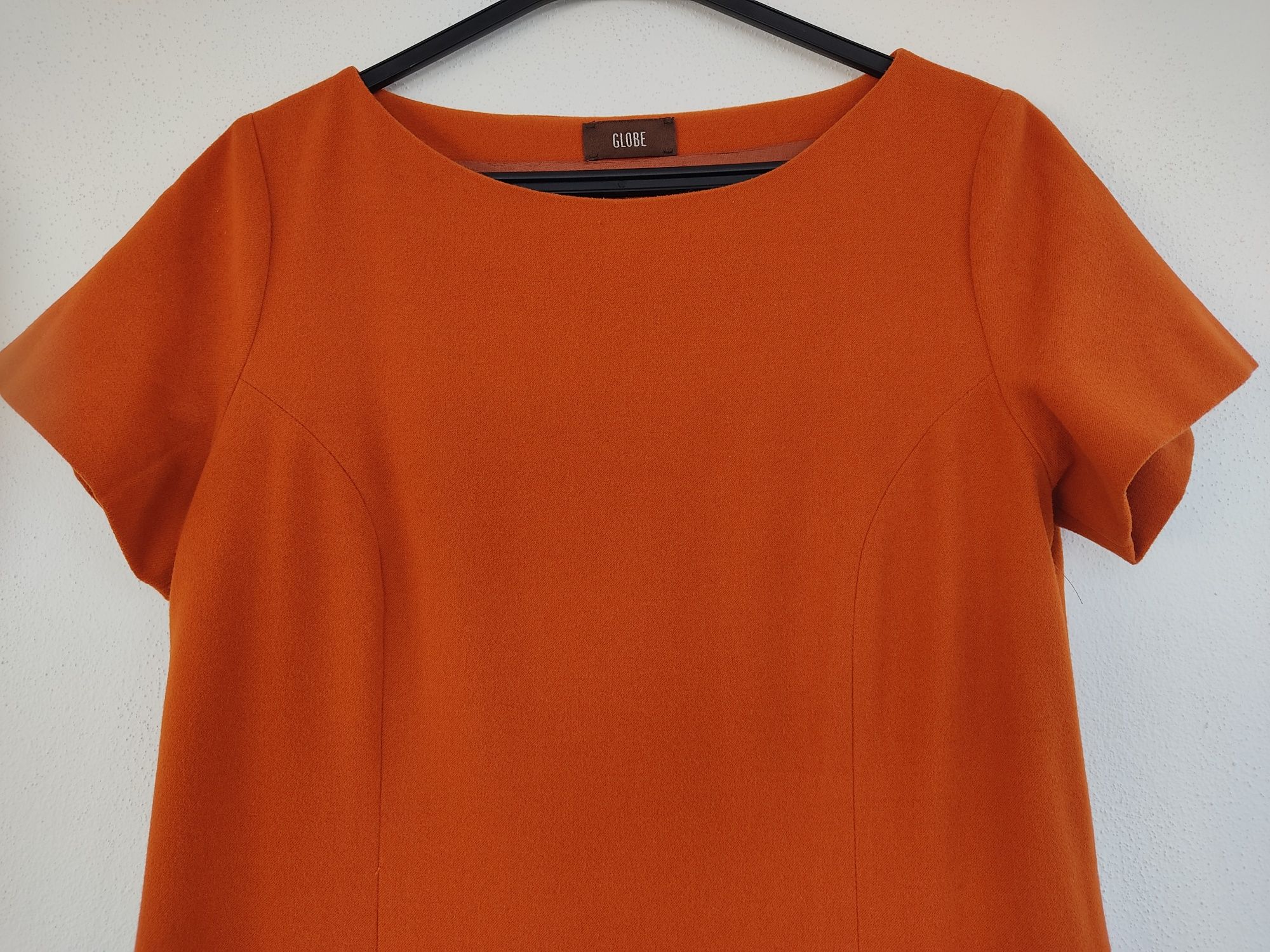 Vestido laranja, Globe