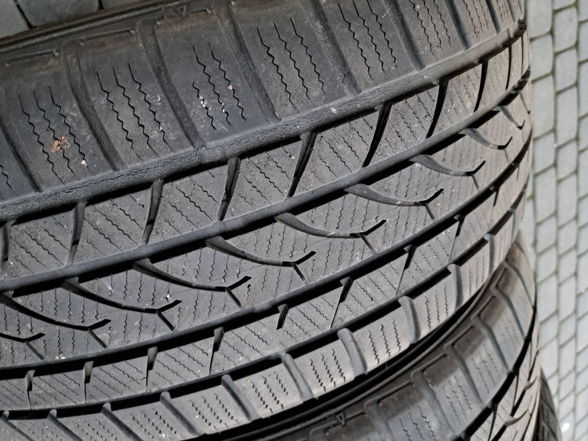 Opony 235/55 R17 zimowe Kuga