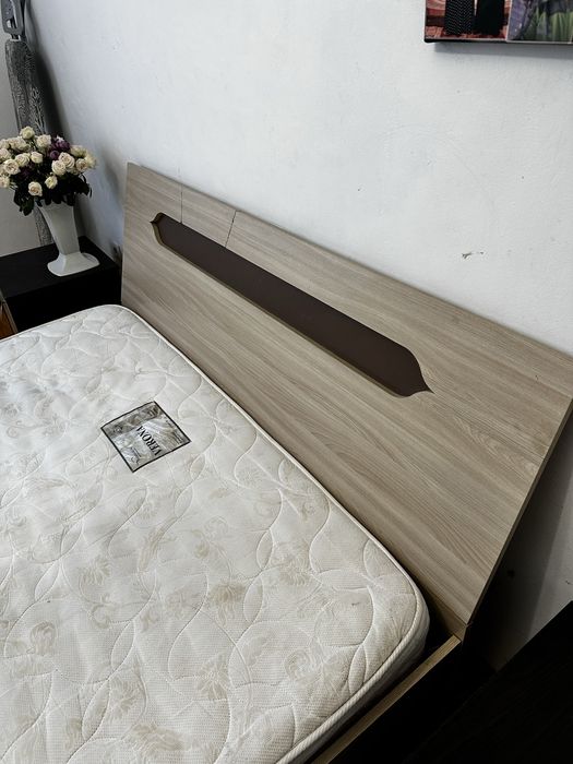 Ліжко двухспальне.