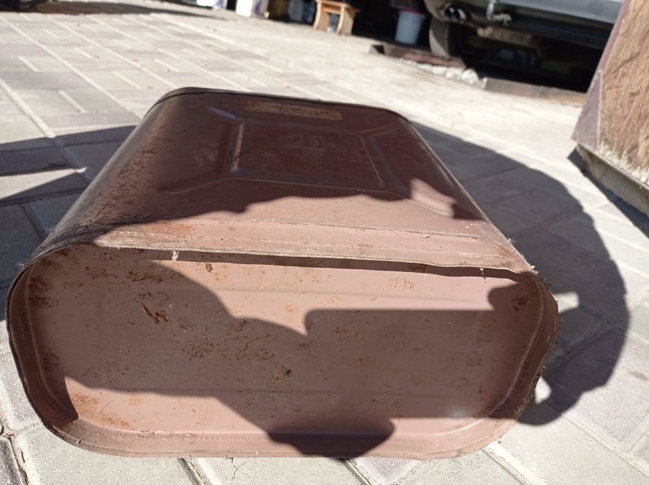 Каністри 5, 20 літрів сталь пластик.