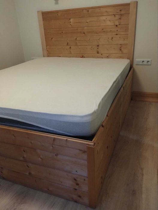 Дерев'яне ліжко з матрасом