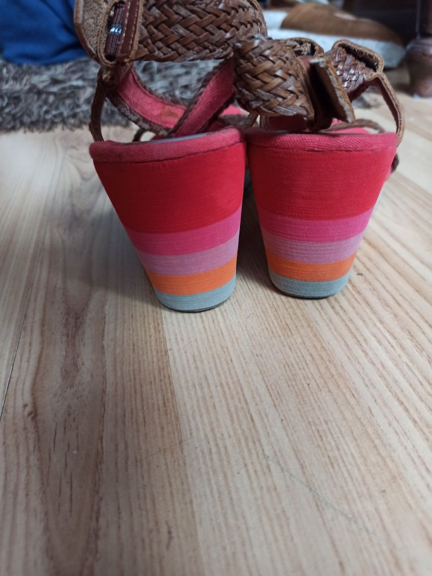 Kolorowe sandały na koturnie 39 mexx