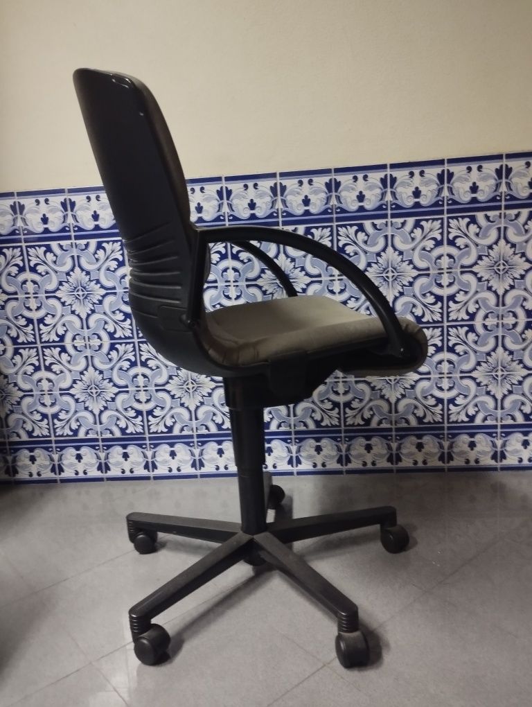 Cadeira de escritório cinza