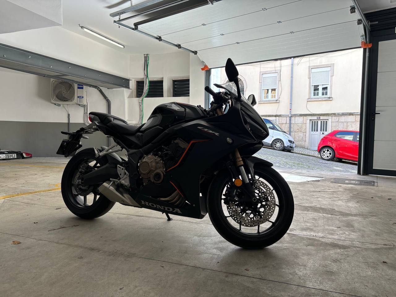 Honda CBR650R - apenas 2.331 km!