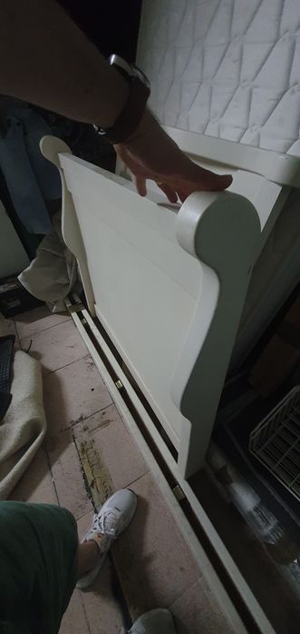 Cama de solteiro completa.