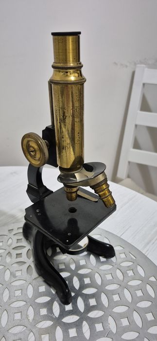 Jak widać na zdjęciu Mikroskop na sprzedaż bez akcesoriów.