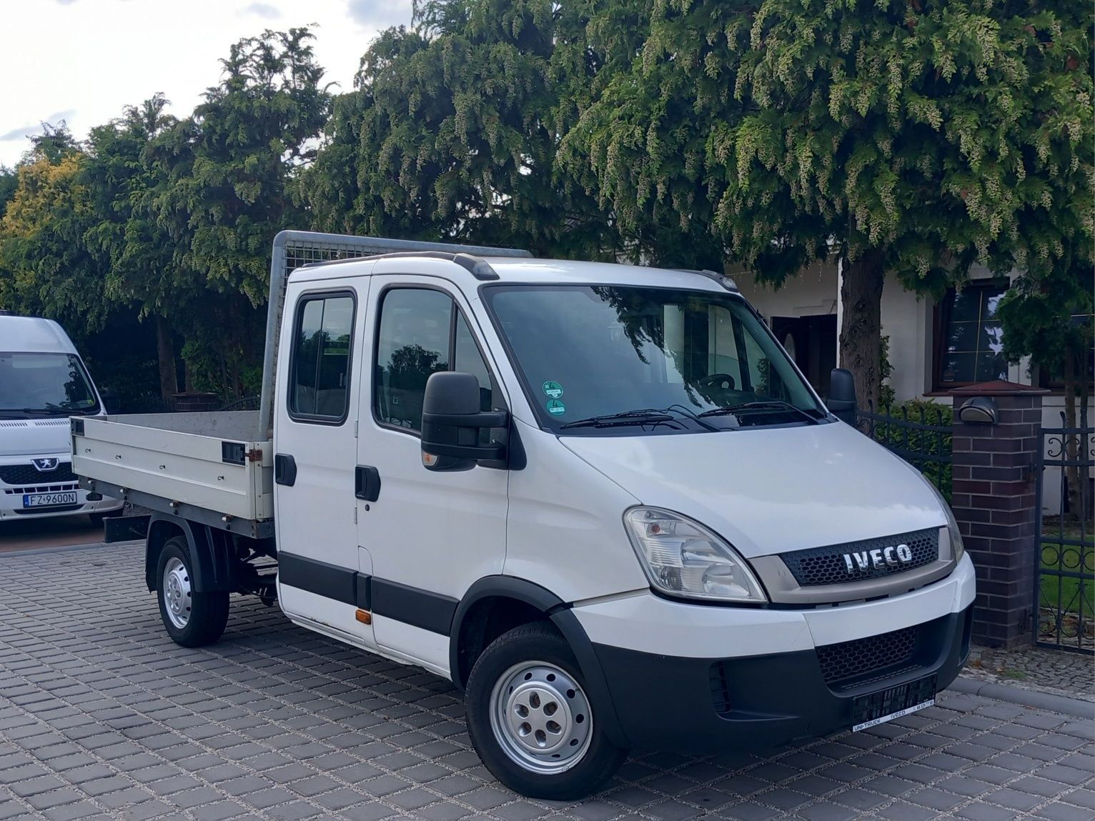 Iveco Daily 29L14 2.3 HPI 140 KM 2010 r DOKA Brygadówka 7-osób