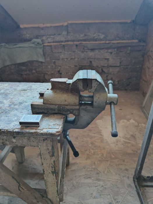 Тиски настольные