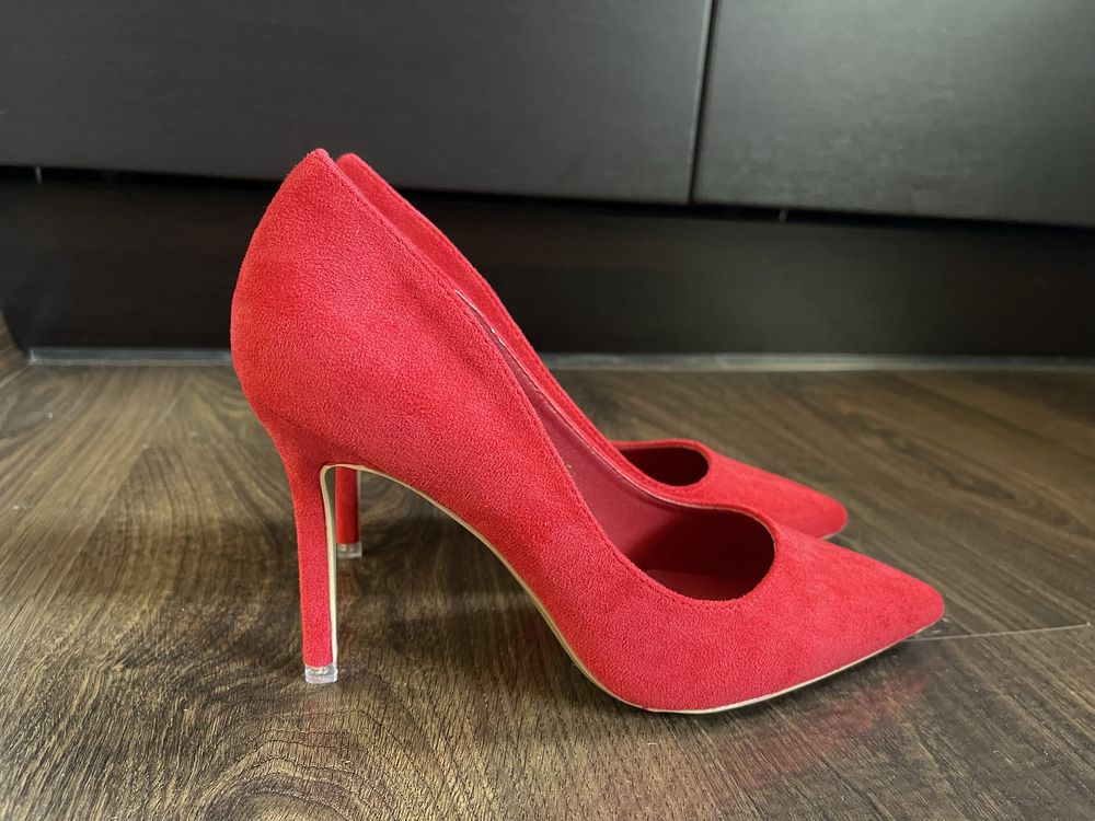 Червоні туфлі-човники на шпильцi. 24,5 см. по устілці.