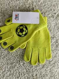 Nowe rękawiczki dla chłopca z piłką nożną