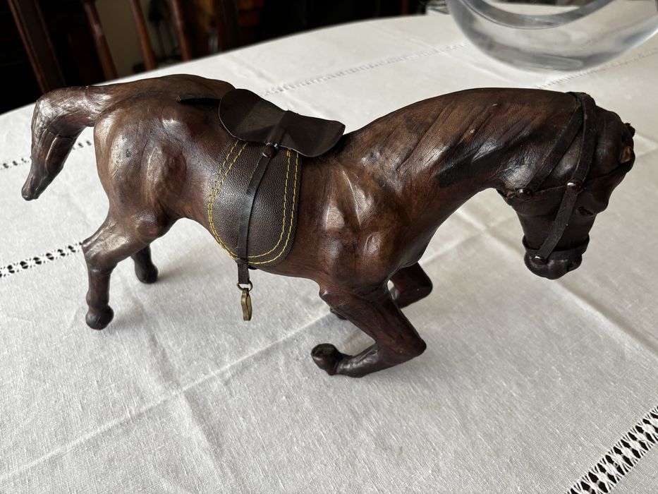 Escultura antiga de cavalo em couro – peça artesanal vintage