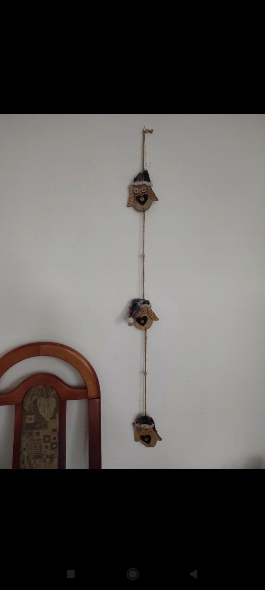 Sowy trzy sztuki wiszące na sznurku w czapeczkach