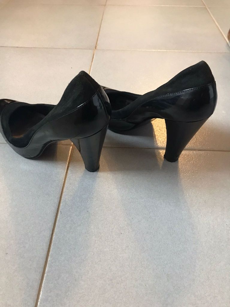 Sapatos em verniz preto