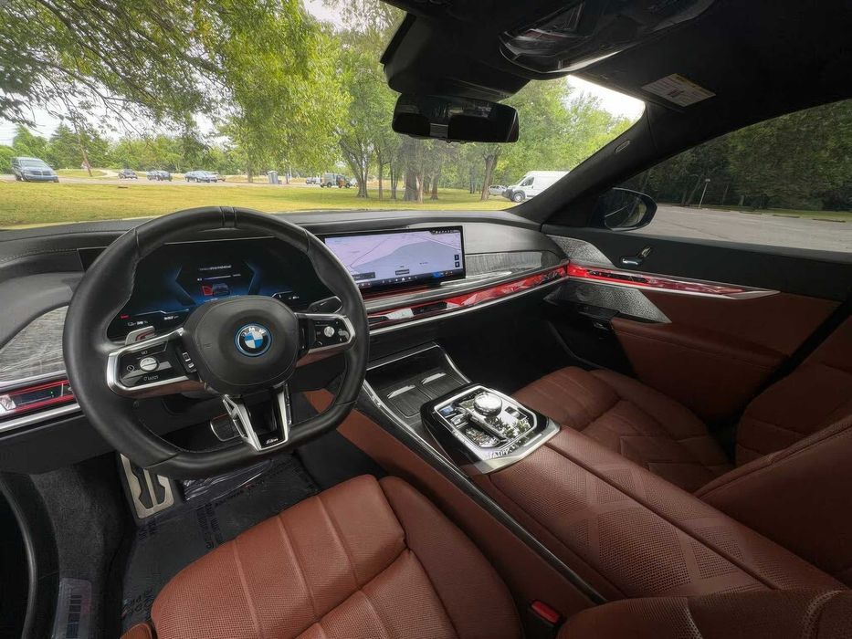 BMW i7 M70      2024