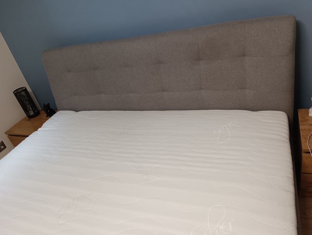 Łóżko sypialniane wraz z materacem