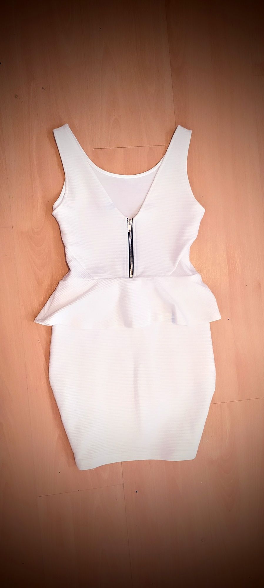 Nowa śliczna biała sukienka z baskiną