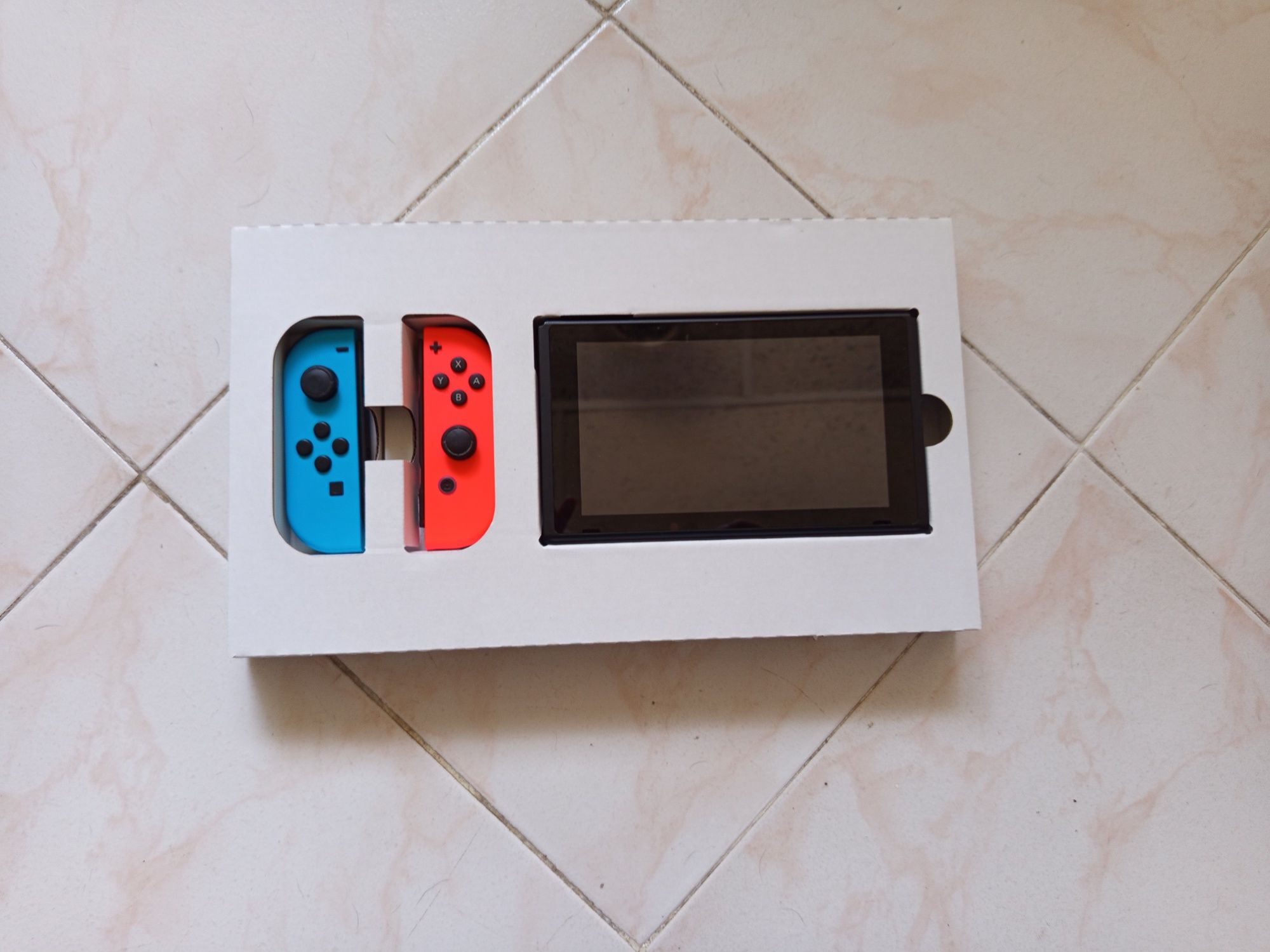 Nintendo Switch +5 jogos a 220€