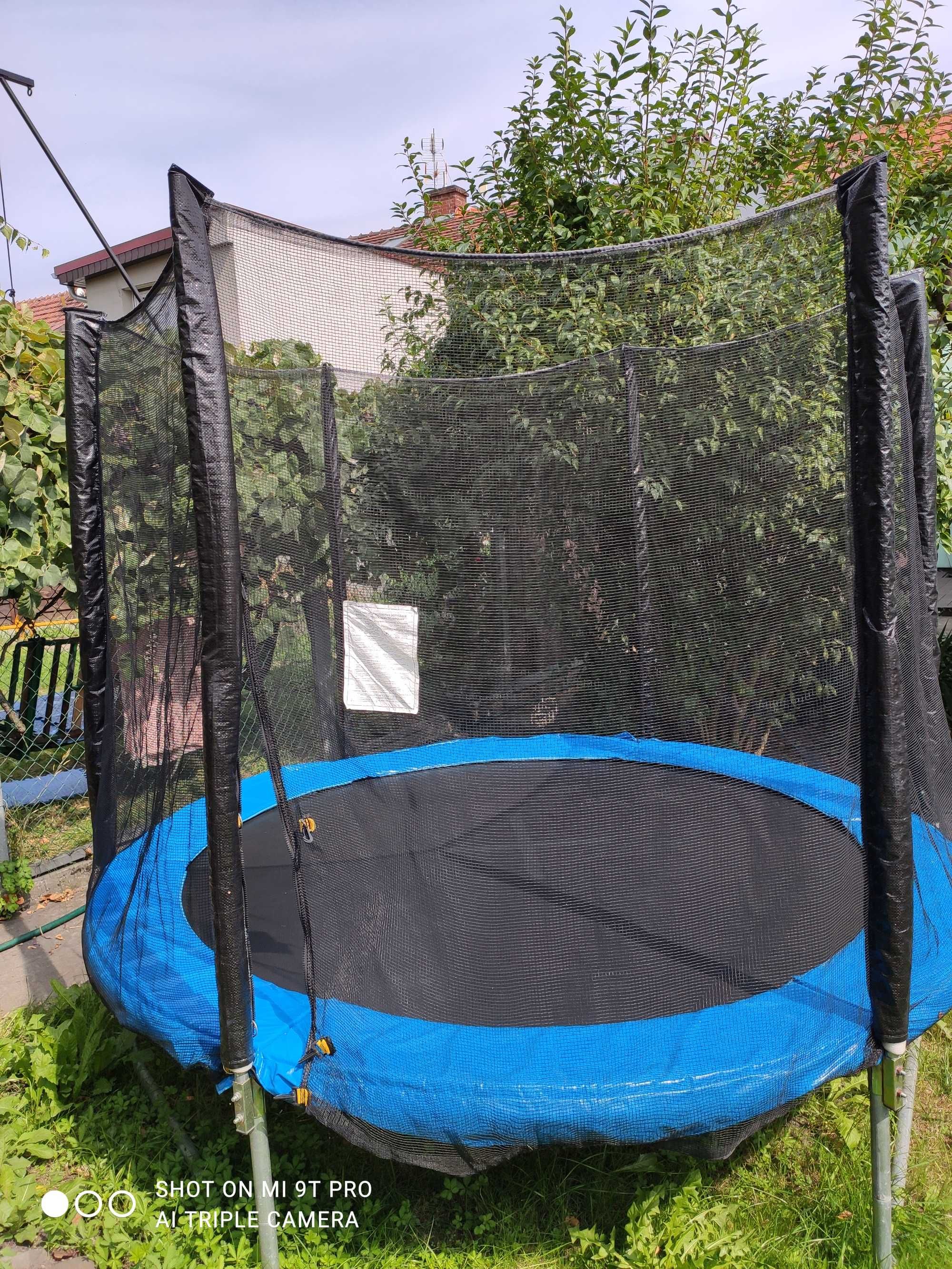 Trampolina ogrodowa z siatką zabezpieczającą średnica 240cm