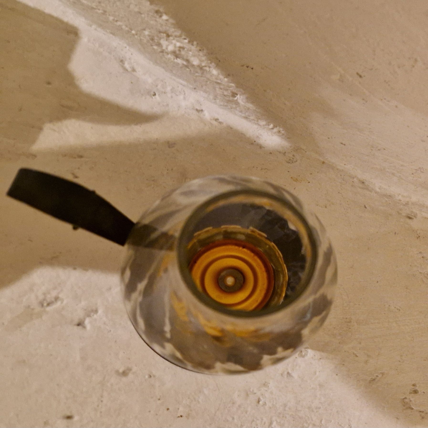 Świecznik  jak lampka naftowa-kaganek,szkło do lampy naftowej śred.4cm