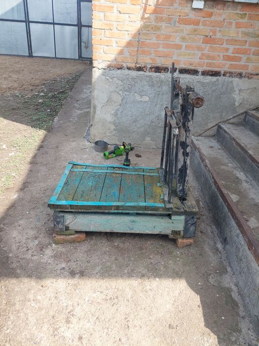 ВАГИ НА 1 ТОНУ ще радянські.