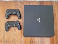 PlayStation 4 Pro + 2 comandos – Usado
