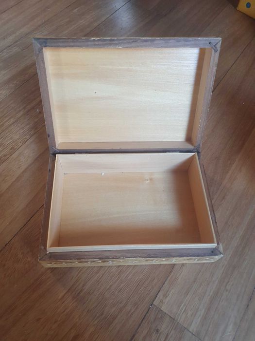 Drewniana szkatułka na biżuterię