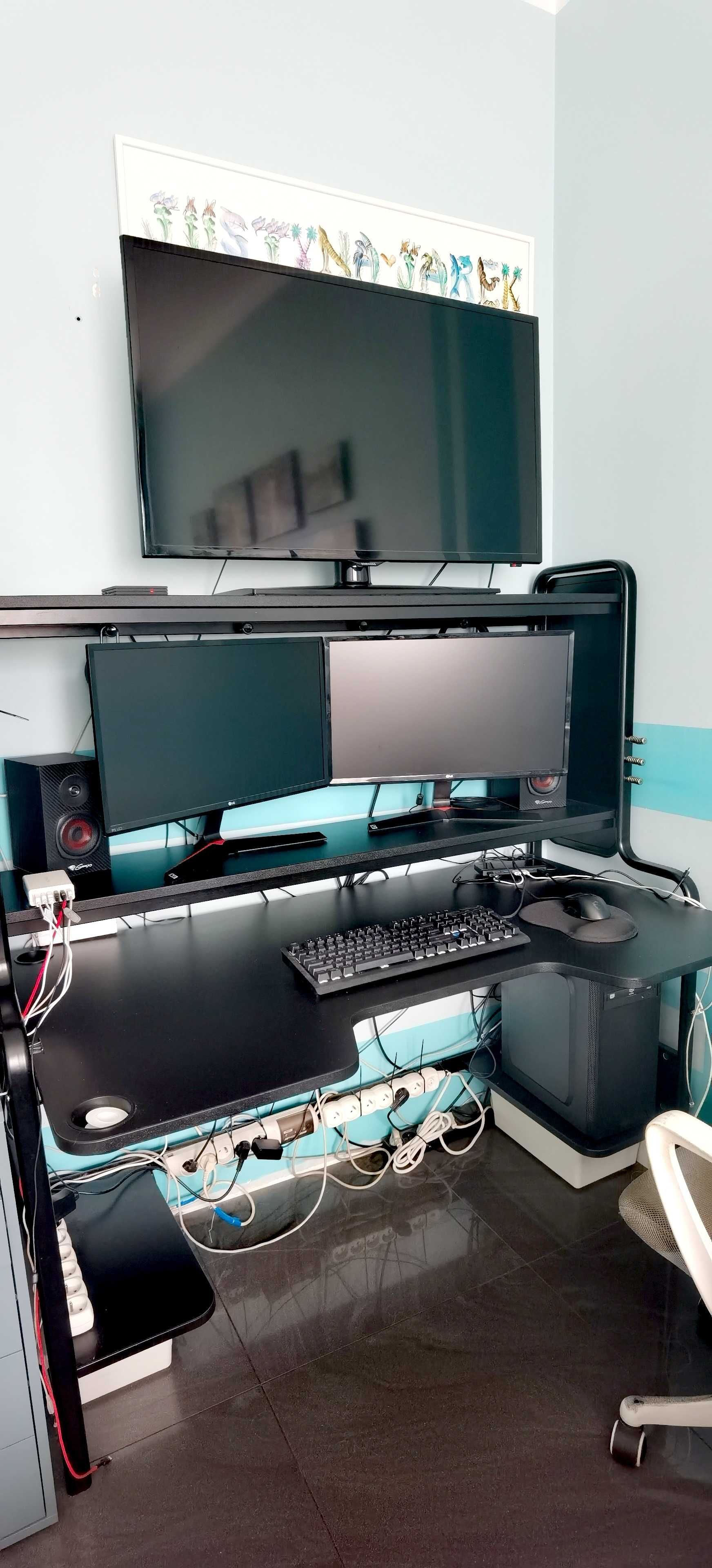Komputer stacjonarny + 2 monitory + biurko + dodatki