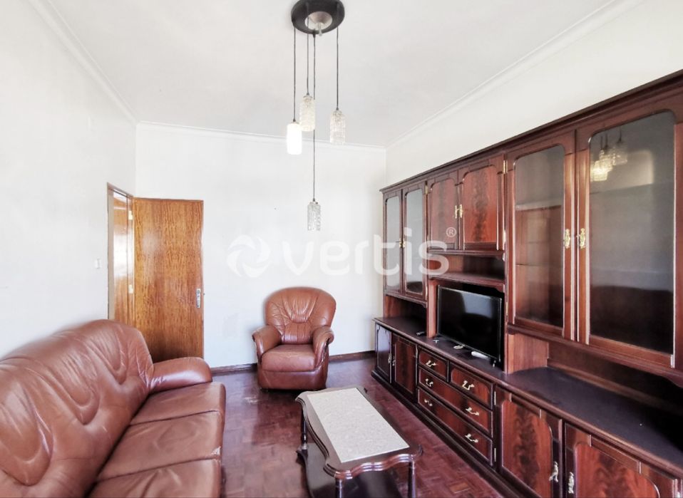 Mesa de centro com tampo claro e base escura