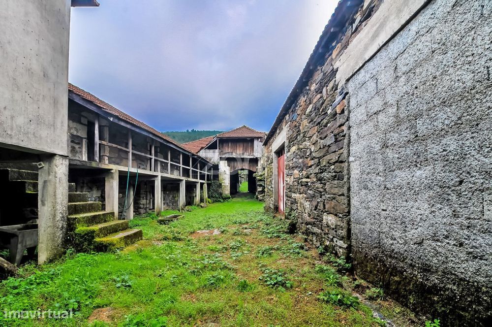 Quinta com dependências e terreno no aldeamento da Seara - Montalegre
