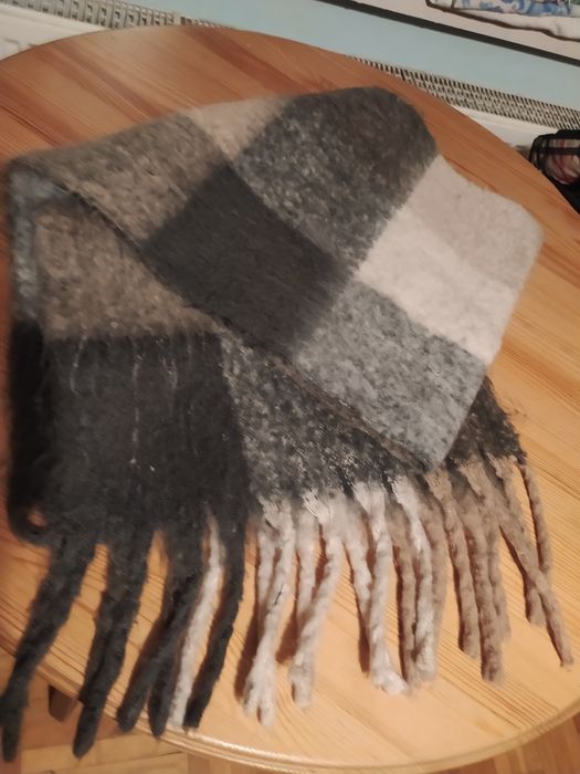 Ciepły szal w krate