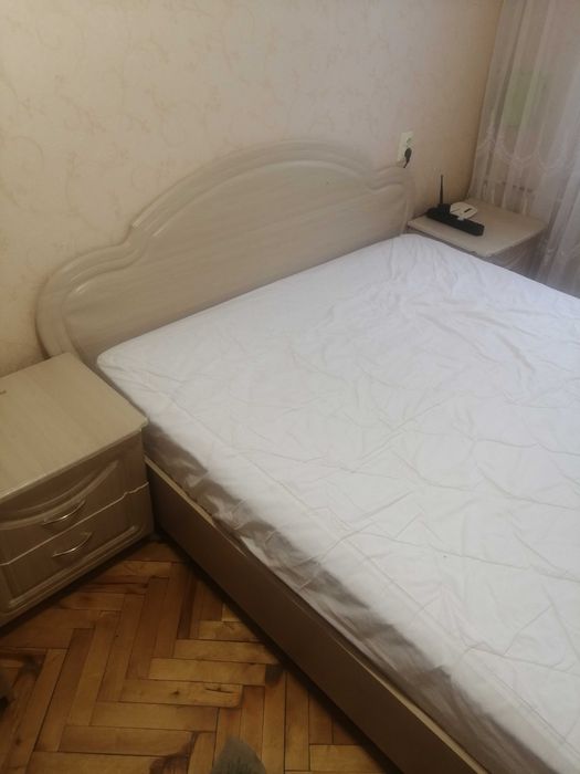 Ліжко спальне без матрацу з двома тумбочками