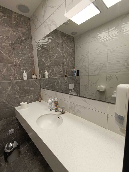 Є Світло в кабінеті 8 м2 кушетка вода в салоні краси Івасюка Оболонь