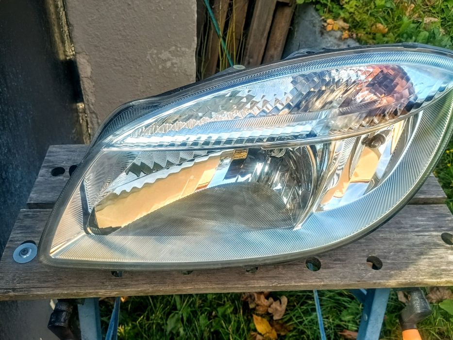 Skoda Fabia II lampa przednia lewa Hella