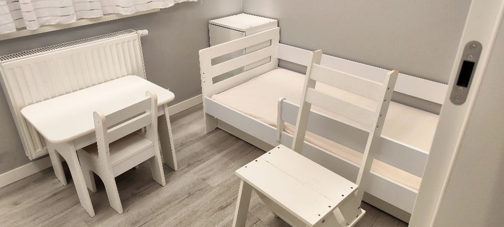 Zestaw mebli do pokoju dziecięcego.