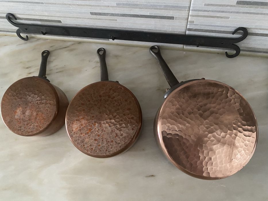 Conjunto caçarolas cobre martelado com barra fixação