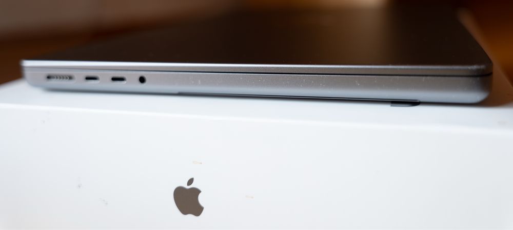 MacBook Pro 14” (A2442)  M1 Pro, 16 GB RAM SSD 512 GB-pęknieta matrca