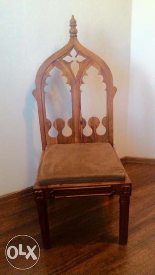 Stylowe krzesło z zamszowym siedziskiem