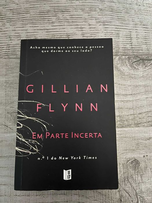 Livros diversos, em português e inglês