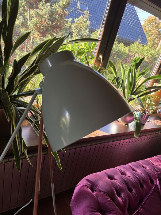 Mietowa lampa stojaca na trojnogu retro duzy klosz
