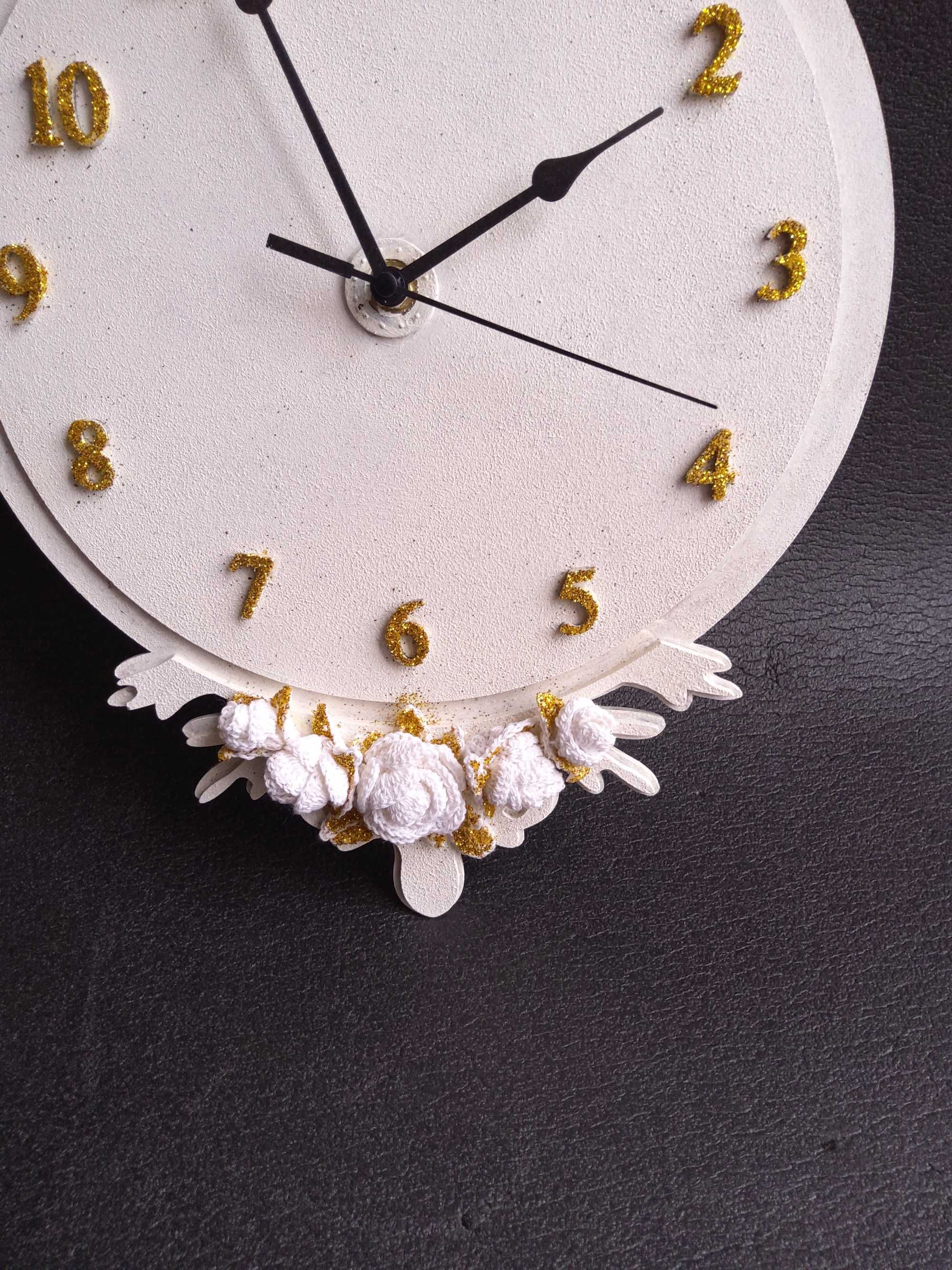 Biało-złoty zegar ścienny z różyczkami rękodzieło