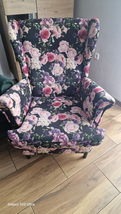 Fotel uszatek w kwiatowy wzór