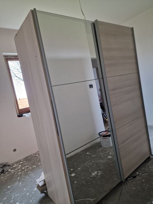 Szafa z dużym  lustrem